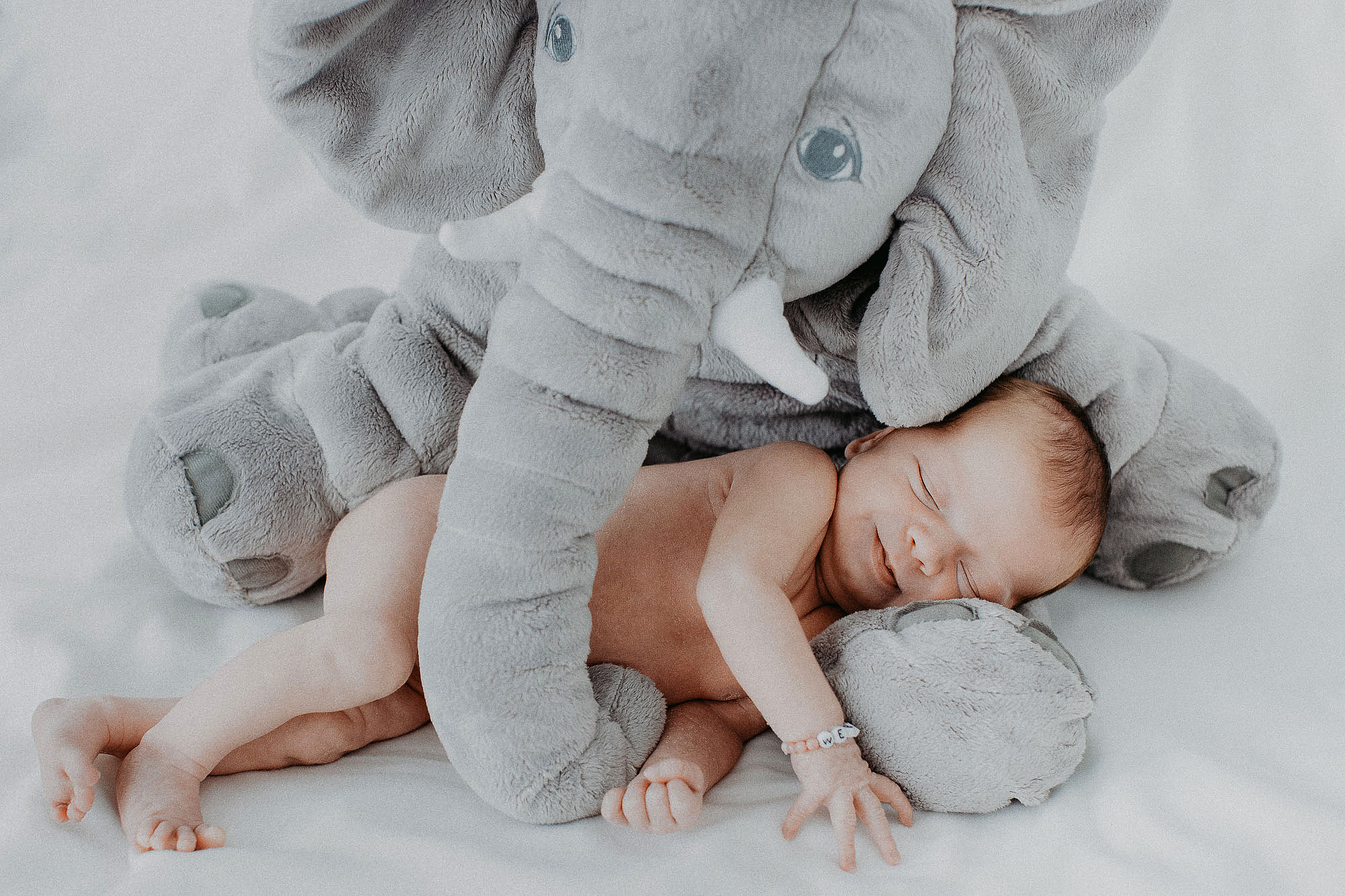 Baby mit Elefant