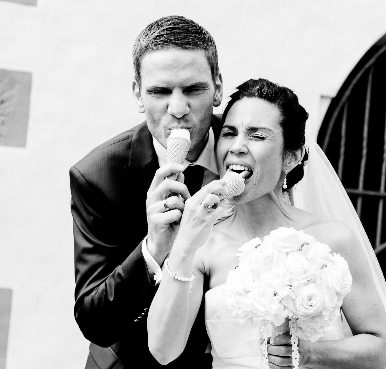 Brautpaar isst ein Eis