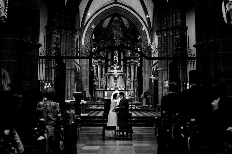 Kuss des Brautpaars in der Kirche